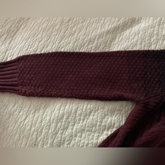 XIOS sweater, size Large, unisex, Ombré cable knit, black and maroon. - Picture 6 of 6